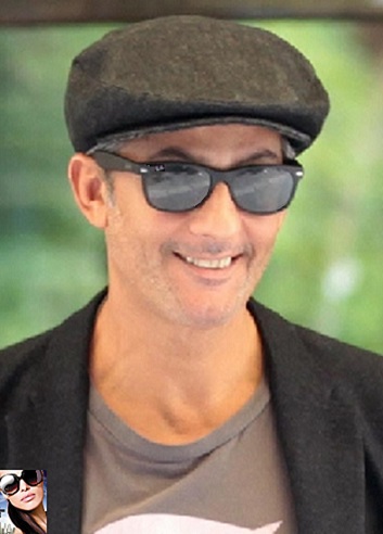 Rosario Fiorello indossa occhiali da sole Ray Ban new wayfarer